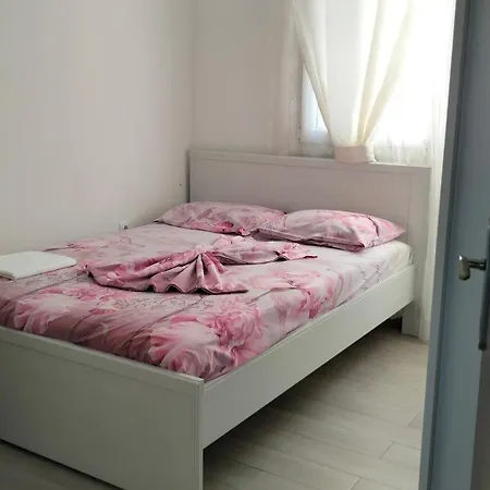 елена * Néa Péramos