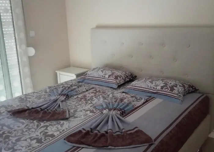 елена * Néa Péramos